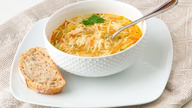 Sopa con fideos: un plato reconfortante