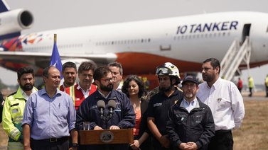 Chile: Llega el "Ten Tanker" para combatir los incendios forestales en el país