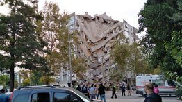 Captan momento cuando se desploman edificios en Turquía por terremoto (+VIDEO)