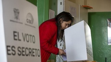 Cierran recintos electorales en Ecuador