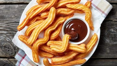 Churros con chocolate en taza