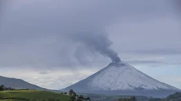 Volcán Cotopaxi de Ecuador emana columna de 1.500 metros de vapor y gas