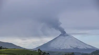 Volcán Cotopaxi de Ecuador emana columna de 1.500 metros de vapor y gas Volcán Cotopaxi de Ecuador emana columna de 1.500 metros de vapor y gas