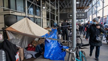 Migrantes venezolanos protestan en hotel de Nueva York por medida de desalojo