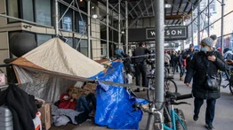 Migrantes venezolanos protestan en hotel de Nueva York por medida de desalojo