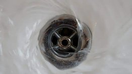 ¿Cómo destapar la cañería del baño?