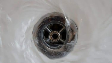 ¿Cómo destapar la cañería del baño?