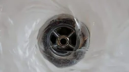 ¿Cómo destapar la cañería del baño?