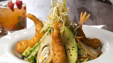 Langostinos rebozados con aguacate y palmitos