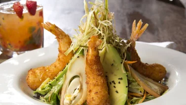 Langostinos rebozados con aguacate y palmitos