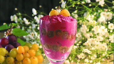 Copa de gelatina con yogur y uvas para merendar