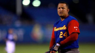 ¡Tres en base sin outs! Batea Miguel Cabrera: Vamos a enfocarnos en los que están