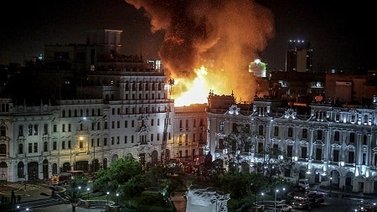 Toma de Lima registró muertos, incendios y agresiones a la prensa en Perú