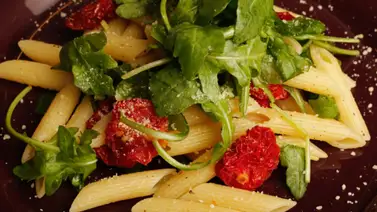 Pasta con rúcula y tomates secos Pasta con rúcula y tomates secos