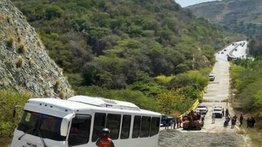 Encava se queda sin frenos y termina en rampa de seguridad de la Caracas-La Guaira
