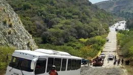Encava se queda sin frenos y termina en rampa de seguridad de la Caracas-La Guaira