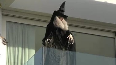 ¿Le quiso decir bruja? Este es el muñeco en la terraza de Shakira