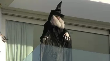 ¿Le quiso decir bruja? Este es el muñeco en la terraza de Shakira