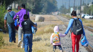 Migrantes avanzan por México y desafían el nuevo programa de EEUU