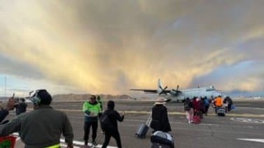 Reabre un aeropuerto y se incrementan cortes en carreteras de Perú