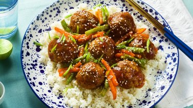 Albóndigas vegetarianas con arroz blanco