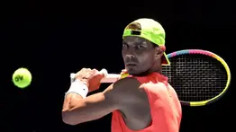 Rafael Nadal participa en un partido de exhibición antes del Australia Open