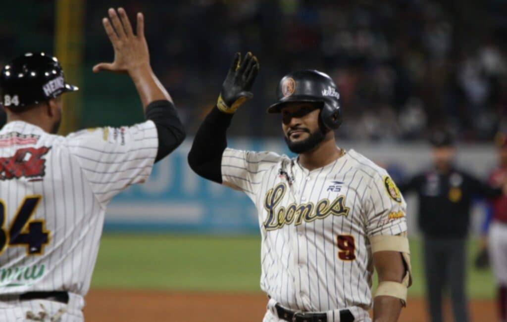 ¡Caracas no cree en nadie! Los Leones superan al Magallanes y lideran en solitario el Round Robin ¡Caracas no cree en nadie! Los Leones superan al Magallanes y lideran en solitario el Round Robin