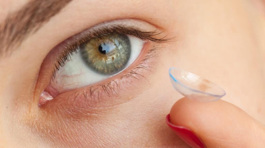 Forma correcta de limpiar los lentes de contacto Forma correcta de limpiar los lentes de contacto