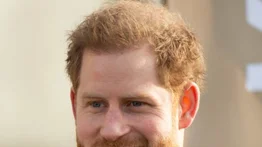Según el príncipe Enrique su padre tenía celos de Meghan y Catalina
