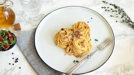Pasta con salsa de cebolla caramelizada