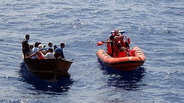 Casi 100 cubanos desembarcan en Florida en un día en plena crisis migratoria
