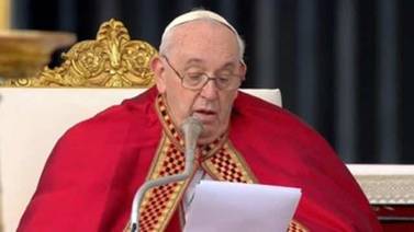 Benedicto XVI es despedido por el papa Francisco ante miles de fieles