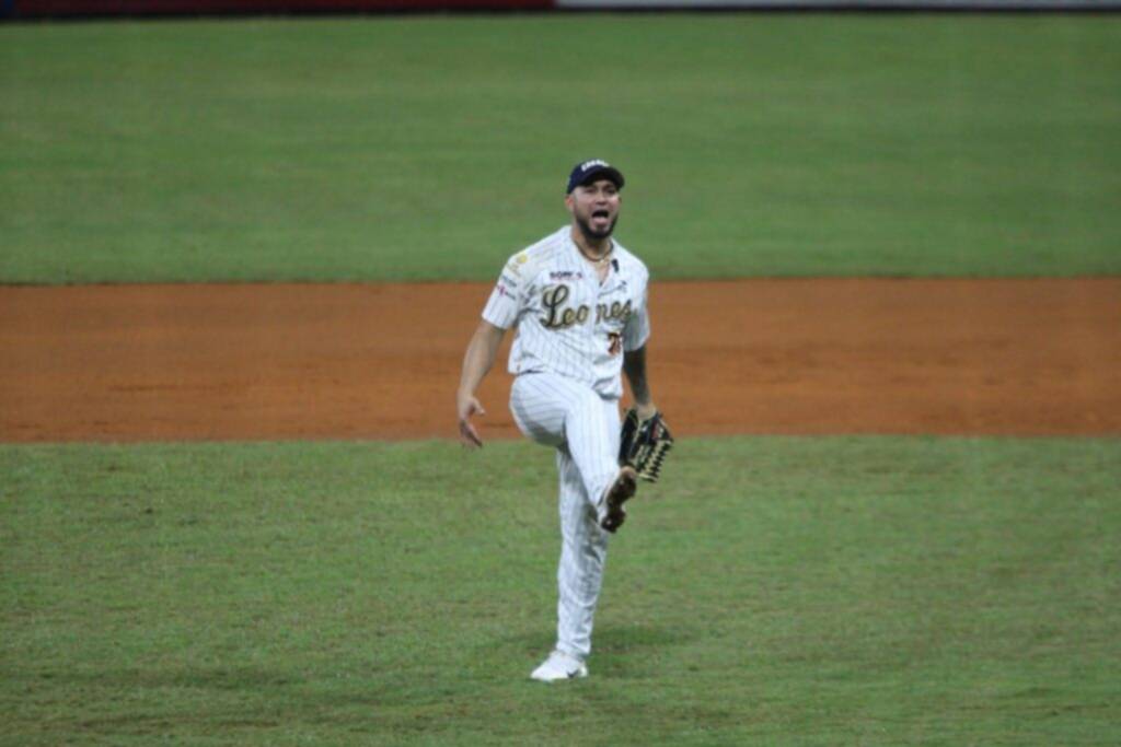 ¡Y rugen los Leones del Caracas! Cardenales perdieron el vuelo en el estadio Universitario ¡Y rugen los Leones del Caracas! Cardenales perdieron el vuelo en el estadio Universitario