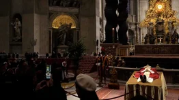 Casi 160.000 personas visitan la capilla ardiente del papa emérito