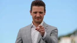 ¡Sano y salvo! El actor Jeremy Renner sale a la luz pública para agradecer a sus fans