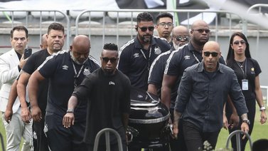 Más de 230.000 aficionados le dan el último adiós a Pelé