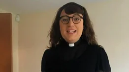 ¿Sacerdote no binario? Pues, ya llegó: Está en una iglesia de Inglaterra y dice que Dios lo guió