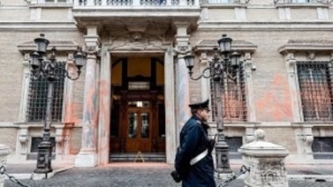 Ecologistas cubren con pintura fachada del Senado de Italia