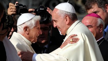 El Papa Francisco visitó a Benedicto XVI tras su muerte
