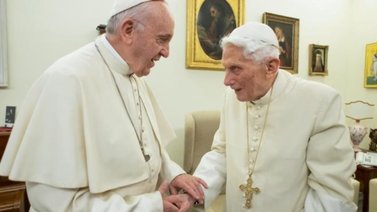 El papa Francisco pidió rezar por Benedicto XVI