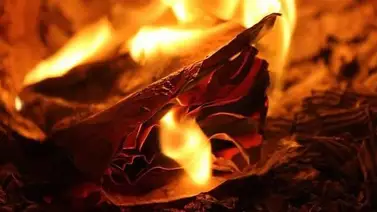 Atacada por el padre de sus dos hijos: Hombre le roció gasolina y le prendió fuego Atacada por el padre de sus dos hijos: Hombre le roció gasolina y le prendió fuego