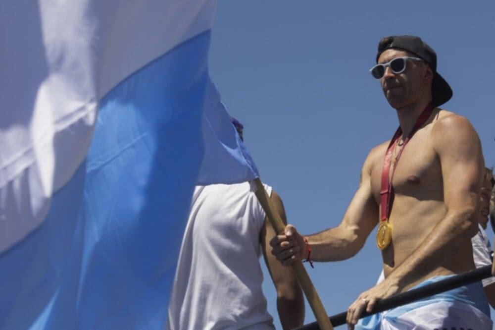 ¡San "Dibu" Martínez! Más de 100 mil personas aclaman al portero argentino en Mar del Plata