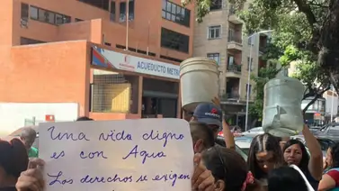 Vecinos protestan en la avenida Casanova por falta de agua Vecinos protestan en la avenida Casanova por falta de agua
