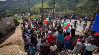 ¡Llegó la navidad! Cientos de regalos para los niños de El Cementerio