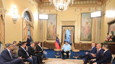 Presidente Nicolás Maduro y representantes del partido Fuerza Vecinal se reúnen en Miraflores