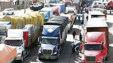 Crisis en Perú deja varados a camioneros bolivianos