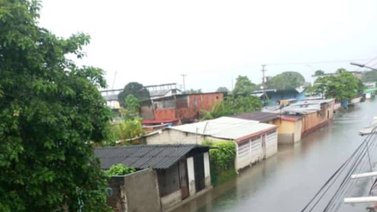 Usuarios reportan el desbordamiento del río Tuy en Miranda