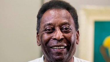 Pelé mejora de la infección respiratoria, pero sin recibir el alta médica