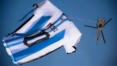 Enorme camiseta de Messi es elevada en el cielo de la costa argentina de Rosario Enorme camiseta de Messi es elevada en el cielo de la costa argentina de Rosario