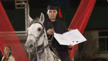 Un caballo es el invitado de honor en una graduación